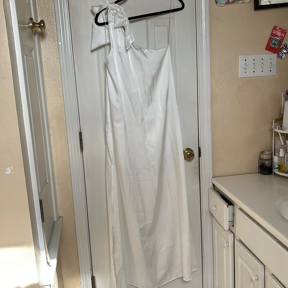 White one shoulder bow maxi NWT